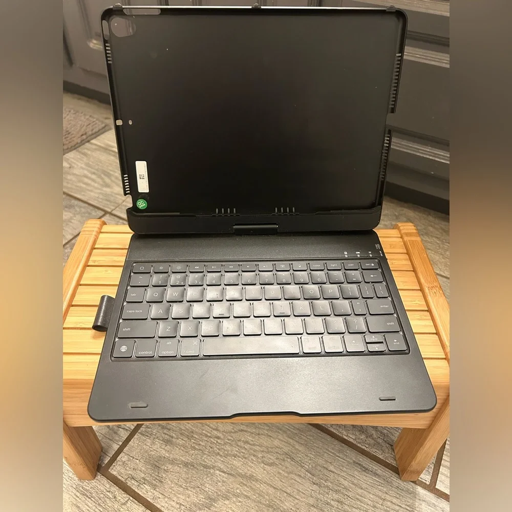 Apple iPad compatible folio case with keyboard